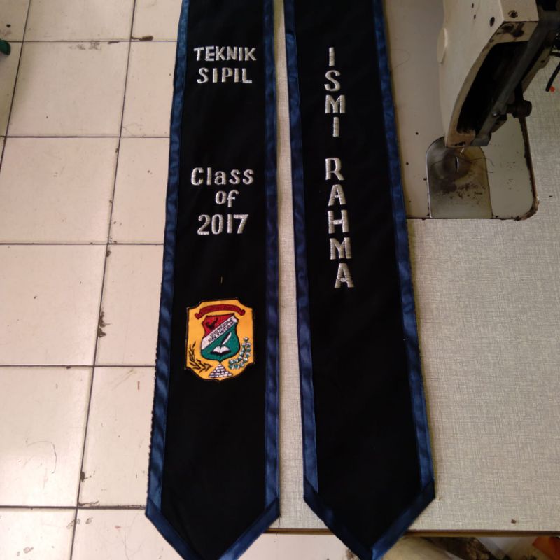 

Slempang Wisuda Di Leher Bahan Satin/Bludru