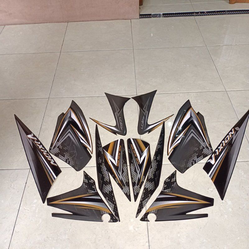 striping stiker les body Vixion old 2008 hitam