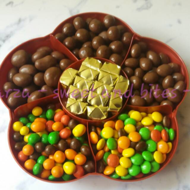 

Coklat Delfi Silverqueen Tray Bunga Sekat 6 - T1