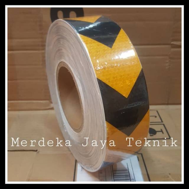 

Stiker Reflective Diamond Scotchlite Warna Hitam-Kuning Garis panah Ukuran 2"IN x 45M Lakban Nyalah