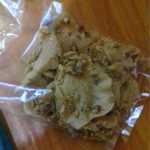 

Peyek kacang tanah, teri/bilis, kacang hijau, Insya Allah dijamin renyah , tdk mengndung bnyk minyak
