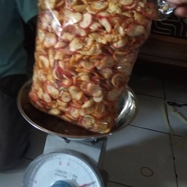 

Kerupuk seblak pedas dan basreng bakso goreng per 100 gram