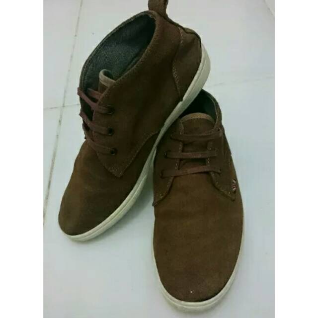 Sepatu kulit merek Lee Cooper