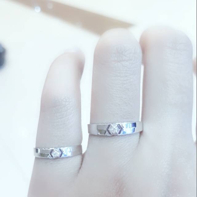 Cincin kawin berlian model solitaire menonjol full kilap rangka emas putih