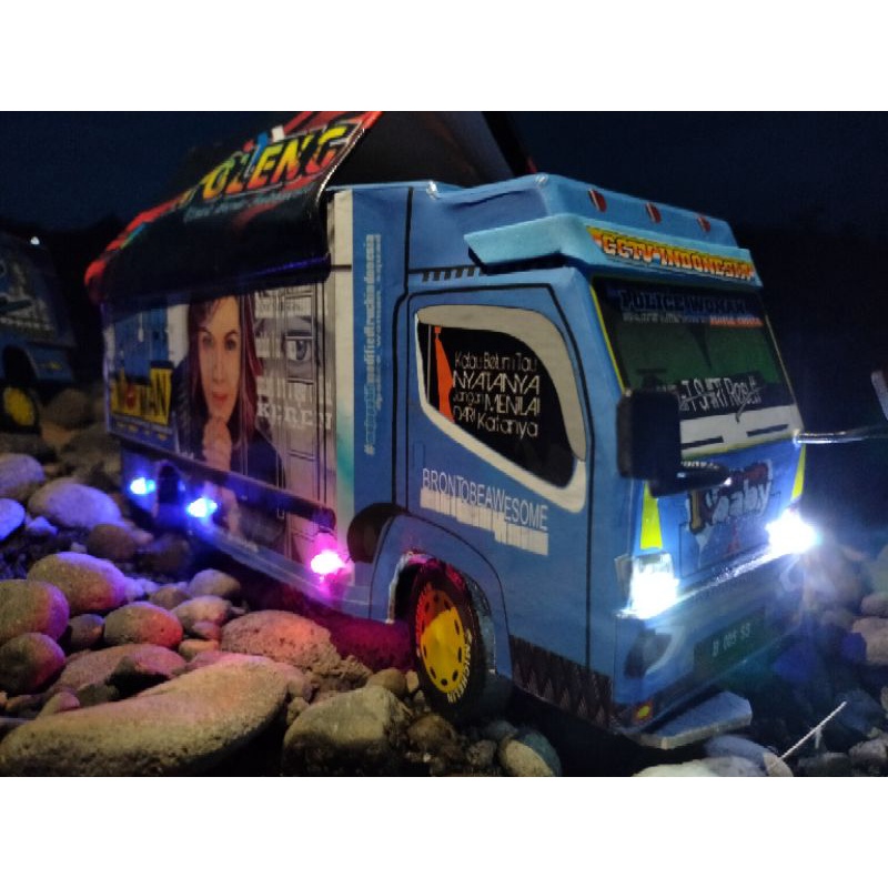 miniatur truck oleng BISA CUSTOM FOTO DAN NAMA DI PINTU BELAKANG