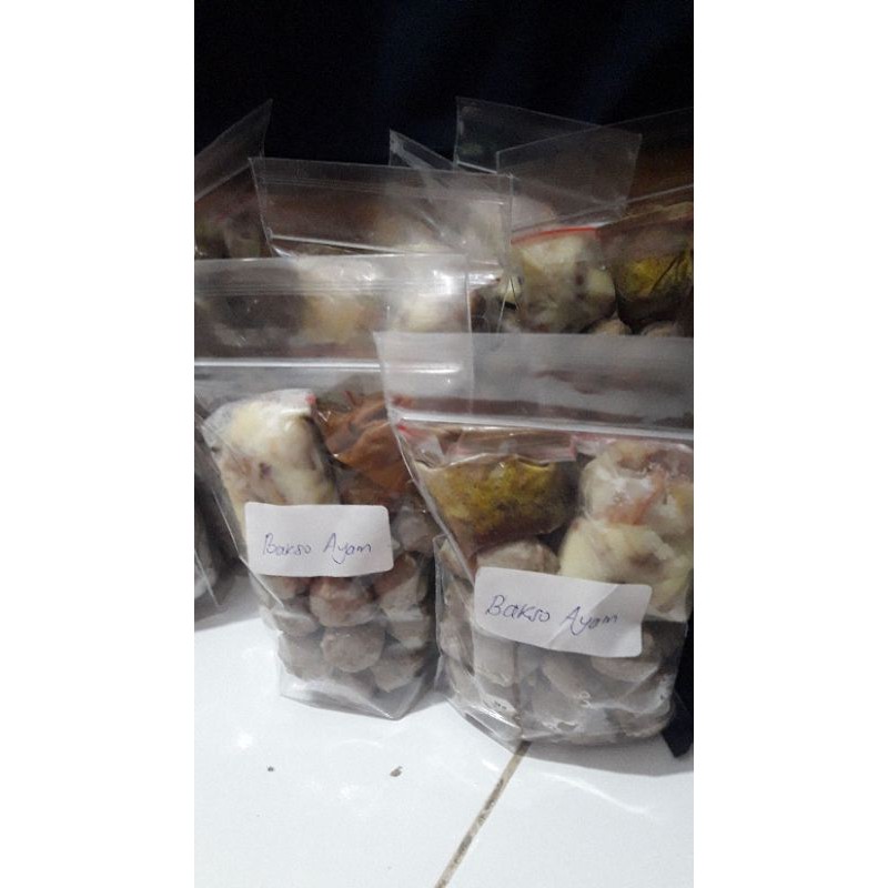 

Bakso daging ayam isi 30 butir plus bumbu kuah dan tetelan