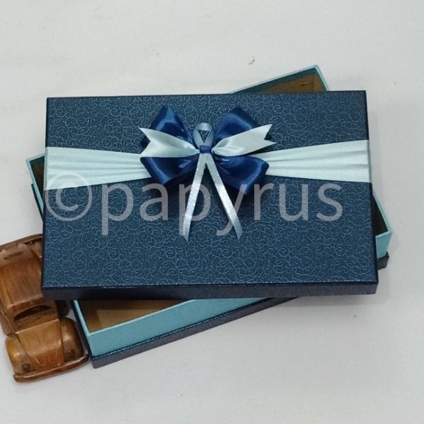 

PAPYRUS Sandwich 17,5x27,5 Tinggi 8cm Kotak Kado Gift Box Hadiah Pita B