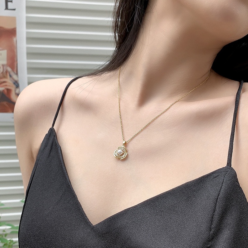 Kalung Liontin Bunga Bahan Titanium Steel Aksen Mutiara Zircon Gaya Korea