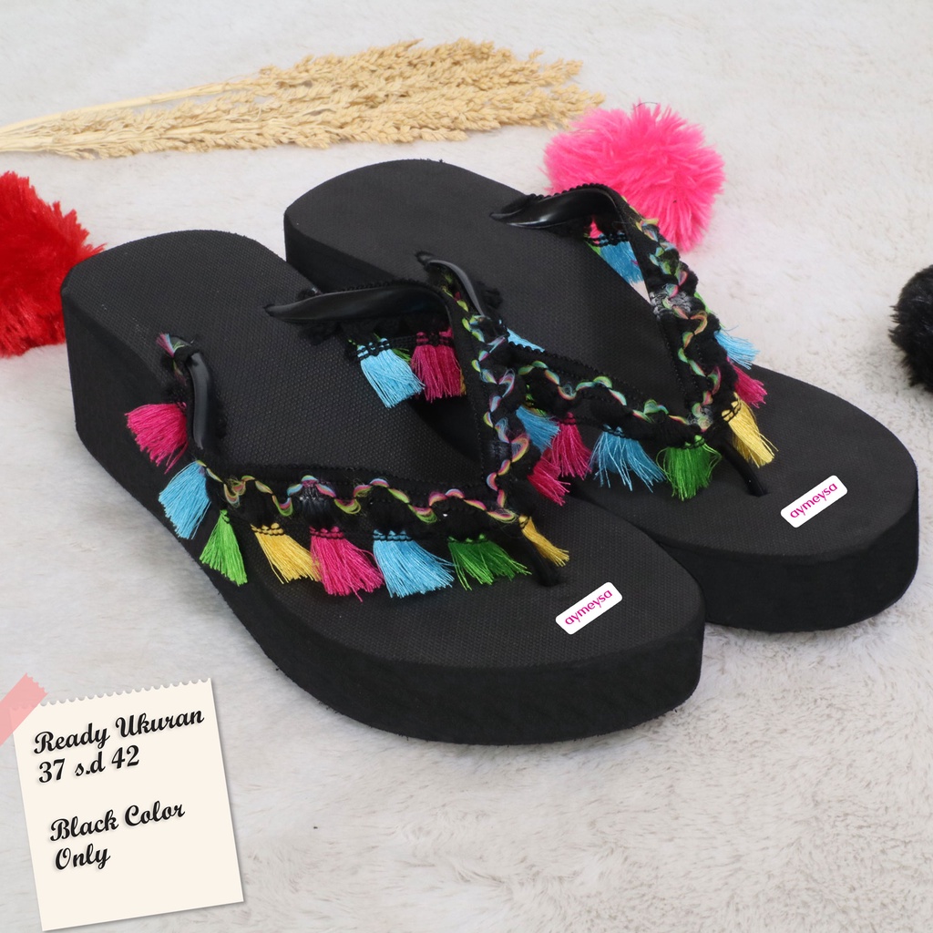 Sandal wedges RUMBAI spon wanita terbaru dengan aksesoris rumbai atau pom pom dengan tinggi 6 cm | sendal cewek kekinian kualitas import harga terjangkau cenderung murah | weges cewe terbaru ready warna hitam only