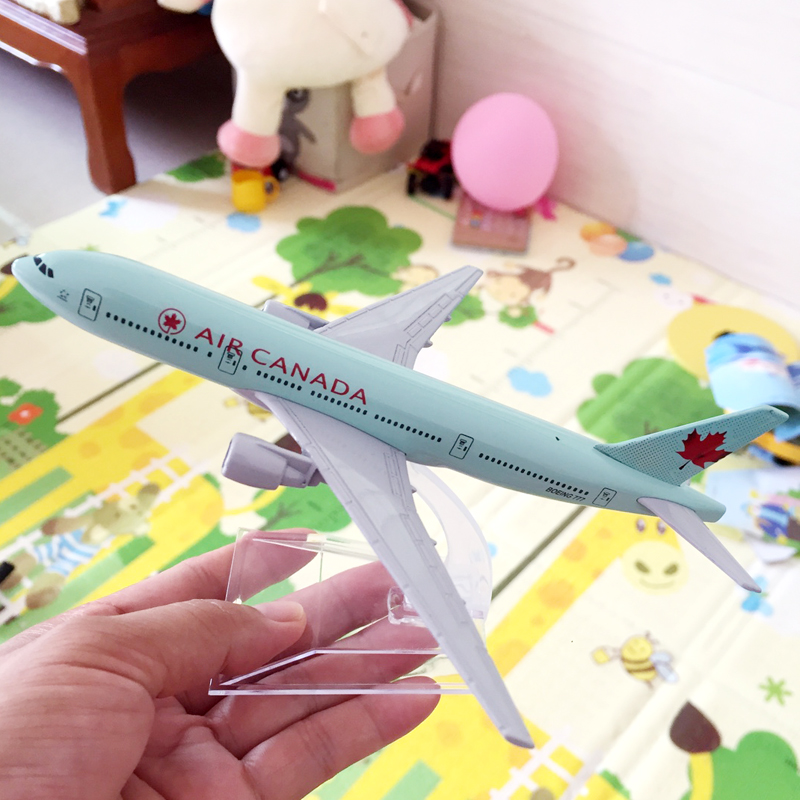 Model Pesawat Terbang Canada Boeing 777 B777 Model Die-cast Bahan Metal Ukuran 16CM / 20CM