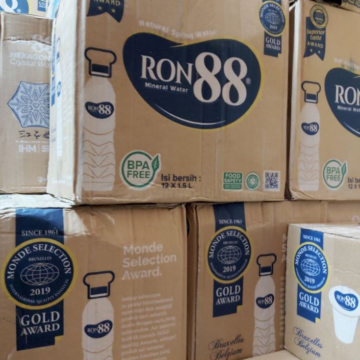 

Ron88 botol 1,5L 1500ml 1,5 L Liter 12pcs air mineral botol 1500ml 12 pcs 1 dus ron 88