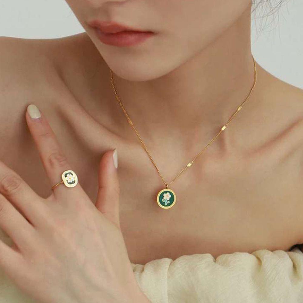 Augustina Wanita Kalung Pesona Vintage Enamel Daisy Lapis Emas Titanium Steel Gadis Aksesori
