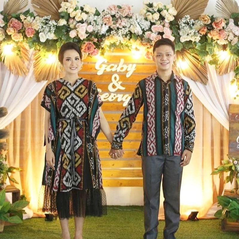 Couple tenun seragam keluarga tenun