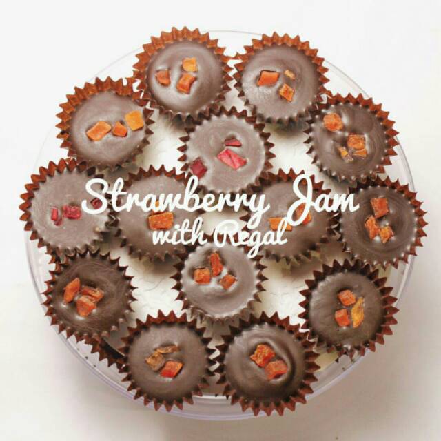 

cokelat cup strawberry jam with regal