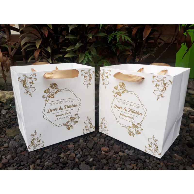 

PAPERBAG IVORY GLOSY CUSTOM UKURAN SEDANG