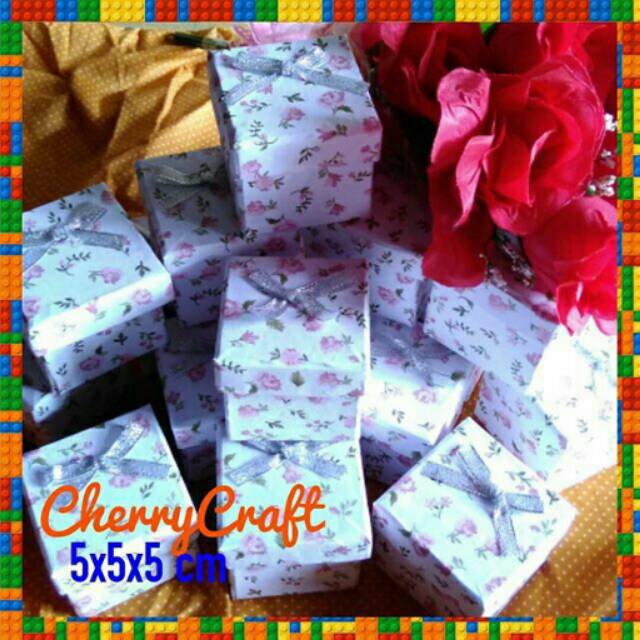 

Kotak Kado Mini ukuran 5x5x5 cm dengan pita silver