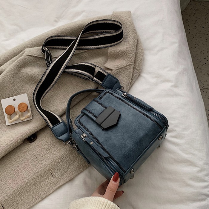 TAS WANITA SELEMPANG TALI BESAR F26530