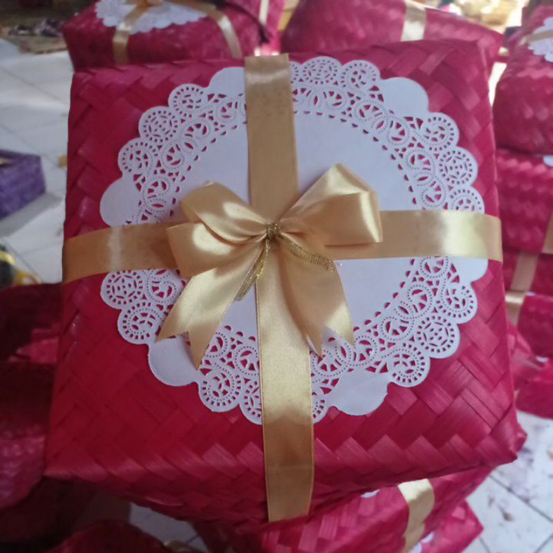 

besek Bambu warna merah hias pita renda ukuran 15cm x 15cm