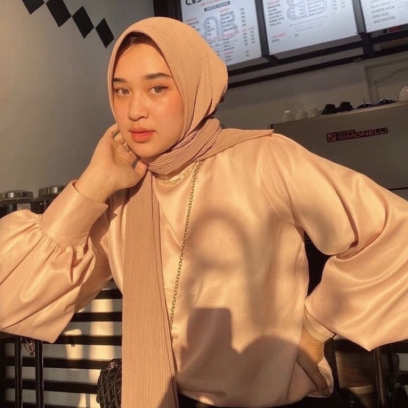 Satin blouse / Kemeja satin / Kemeja satin wanita / Kemeja kerja / Baju satin / Baju kerja / Pakaian