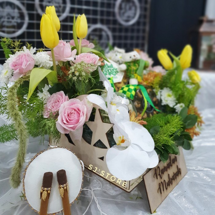 

Buket bunga lebaran hampers kue kering fresh flowers bunga segar 2