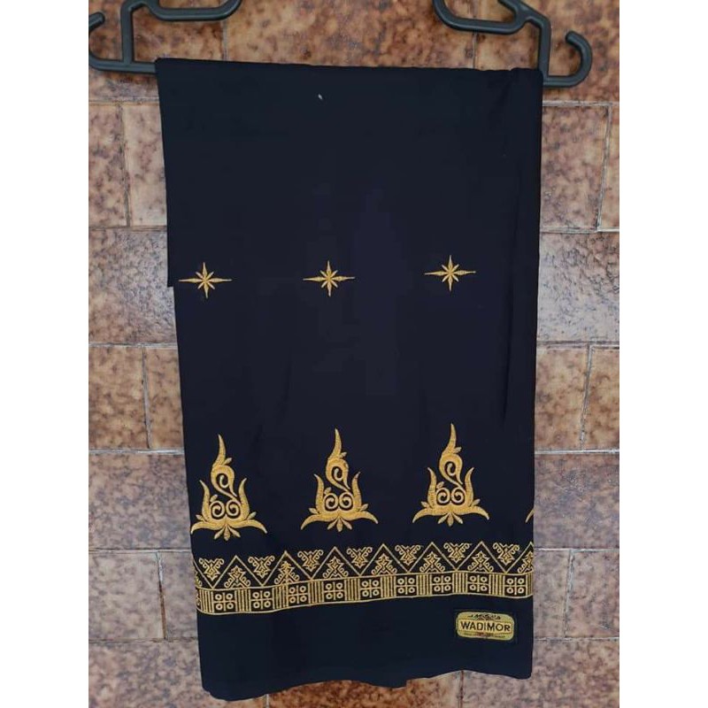 sarung bordir warna hitam,benang kuning dan putih motip gayo besar