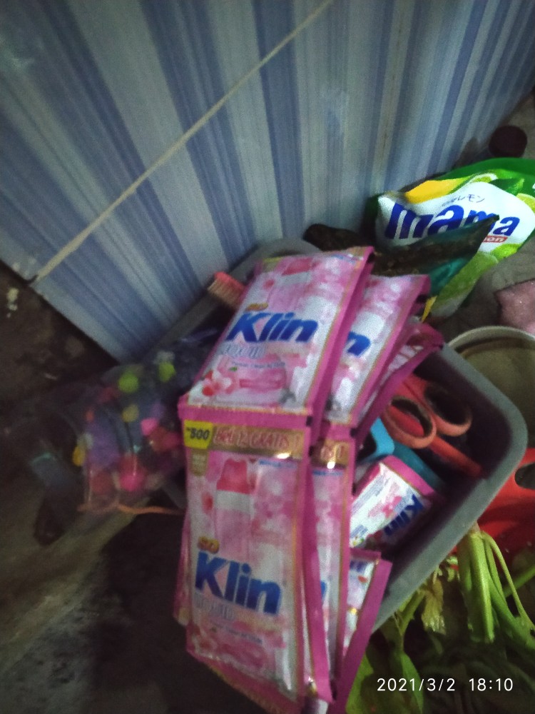 Sabun Cuci Baju Soklin Liquid 1 Renceng  Isi 12 Sachet