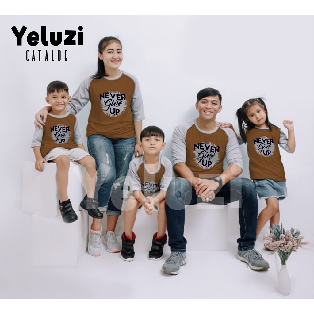 Baju Couple Keluarga Sarimbit Kaos Oblong dan Raglan Katun Combed 24s - NEVER GIVE UP - Navy Almond - YELUZI