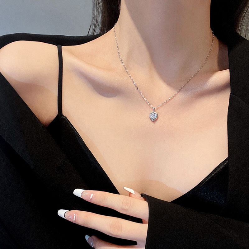 Kalung Choker Liontin Hati Bahan Titanium Aksen Berlian Zirkon Besar Gaya Klasik