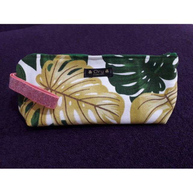 

Kotak Pensil Ory Collection motif daun hijau