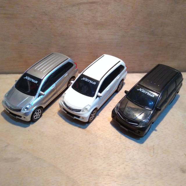 Miniatur mobil daihatsu xenia pajangan dasbor