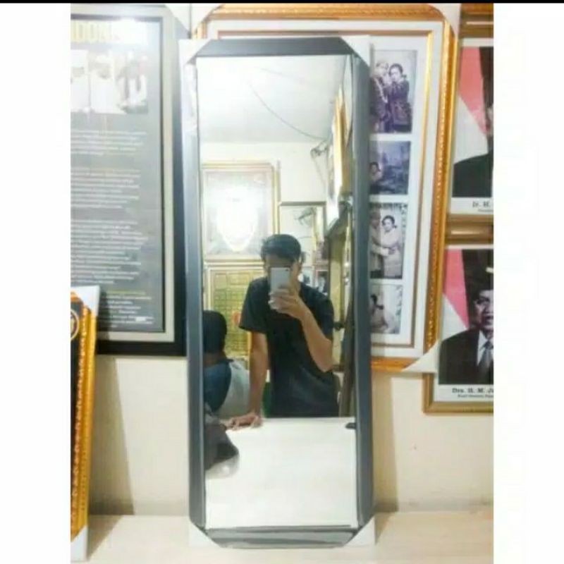 kaca cermin gantung minimalis