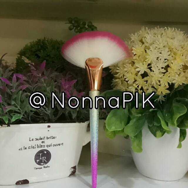 Mini Kuas Kosmetik Kipas atau Rainbow Fan Brush