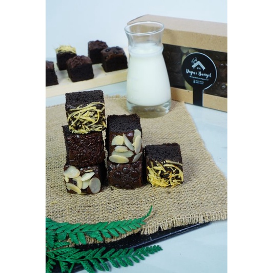 

FUDGY BROWNIES DAPUR BUNYIL (22 x10 cm)