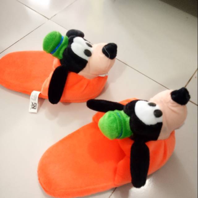 Sandal boneka karakter dewasa.