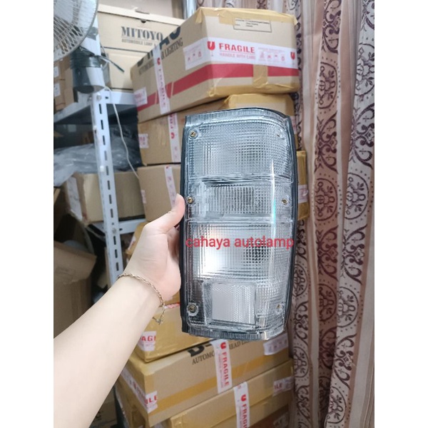 sepasang Lampu Rem Belakang Kijang Super Tahun 1987 1988 1989 1990 1991 Warna Clear /Putih Lubang Baut 6 / Lampu belakang kijang super putih