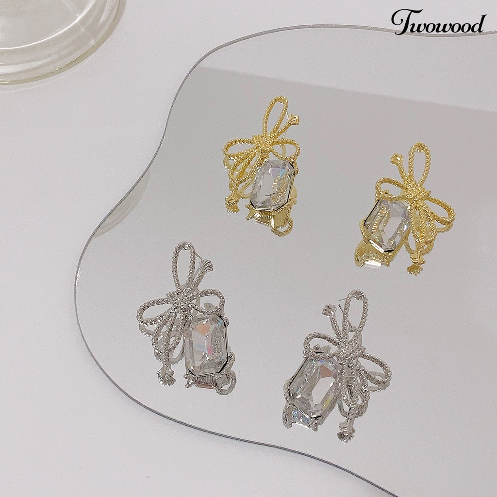 1 Pasang Anting Bentuk Ikatan Simpul Bahan Alloy Aksen Glitter Untuk Wanita