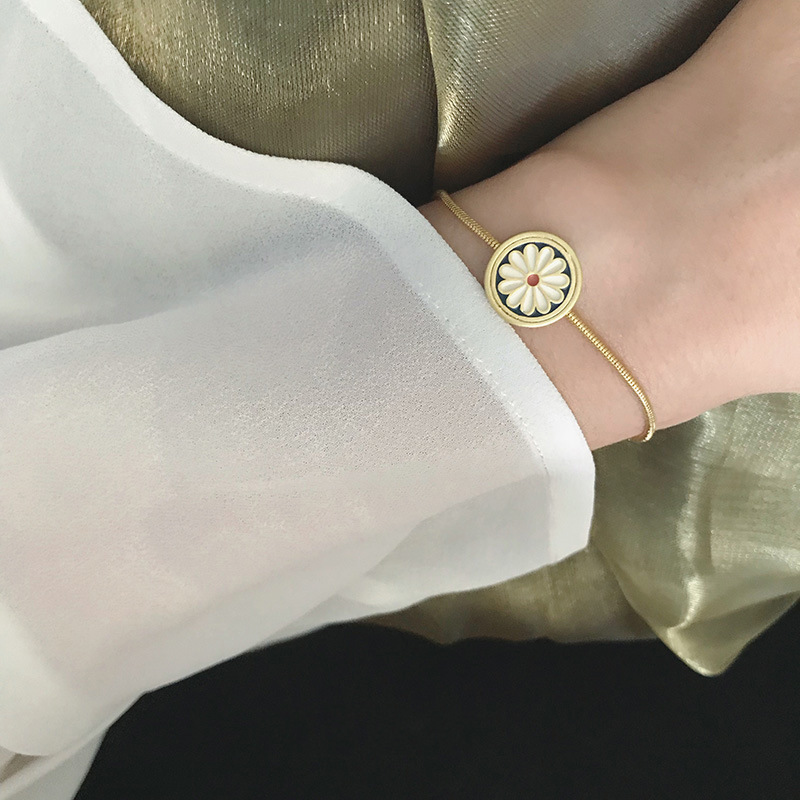 Gelang Tali Serut Adjustable Aksen Bunga Daisy Gaya Vintage Untuk Wanita