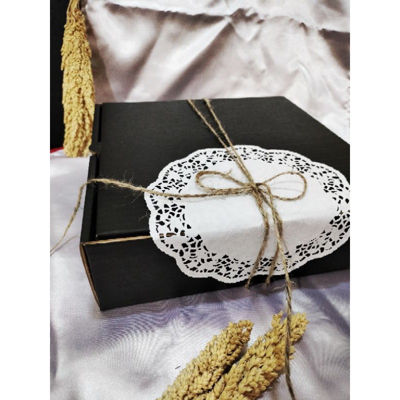 

BOX HAMPERS PAKET LENGKAP HITAM (UK 22 x 22 x 8) Kotak kado/souvenir