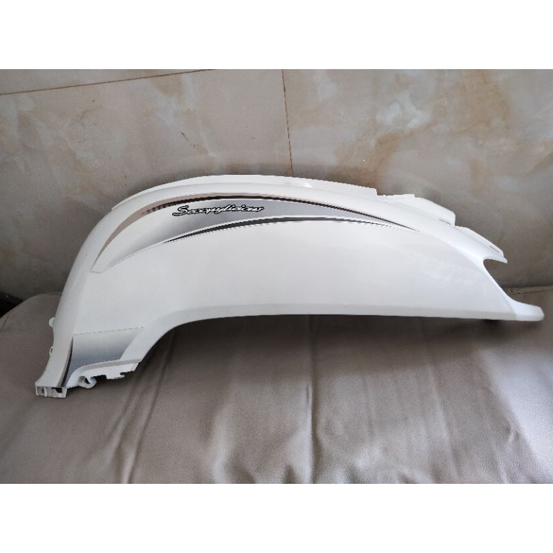 Cover Body Belakang Honda Scoopy Donat 2017-2020 Ring 12 K93 Kiri Putih Mutiara Original
