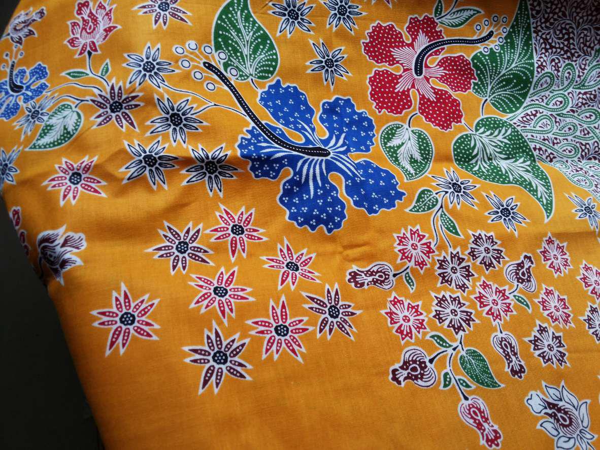 Kain Batik Solo Motif Bunga Boket Warna Dasar Kuning Kunyit