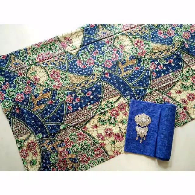Kain Batik Solo Motif Kembang Setaman Kipas Dasar Biru