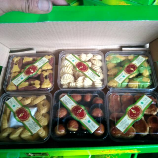 

Paket kue lebaran