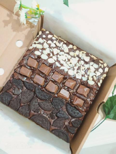 Brownies Bella Brownies MELTED Panggang topping Oreo Almond Silverqueen I HAMPERS LEBARAN 2023