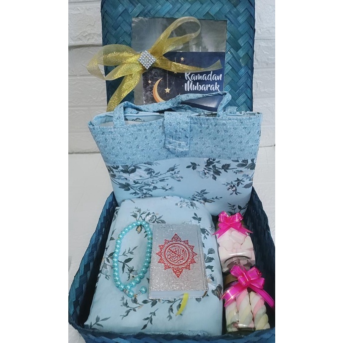

parcel hampers unik lebaran mukenah + alquran + marshmellow tasbih