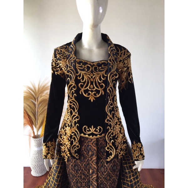 Kebaya kutubaru ekor