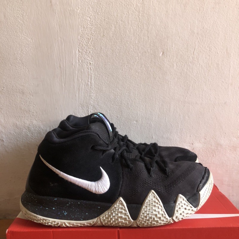 SEPATU BASKET KYRIE 4 BLACK WHITE 100%ORIGINAL