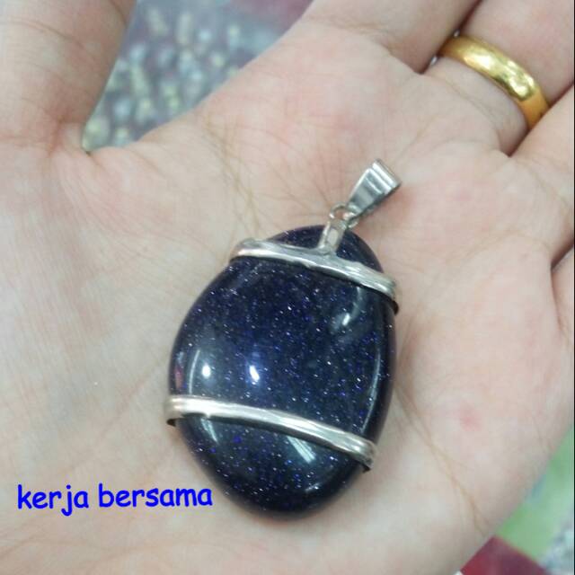 Liontin batu pasir mas