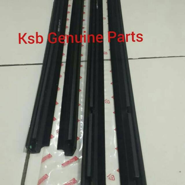 Pelipit Pintu Karet Kaca Luar 1Set 4Pcs Agya Ayla Original Asli