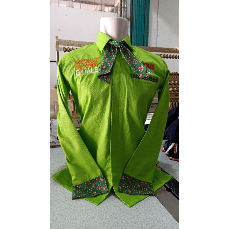 Seragam kantor kombinasi batik