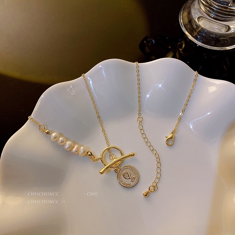 Fashion OT Buckle Coin Pendant Simple Pearl Chain Female Design Sense Clavicle Necklace for Women